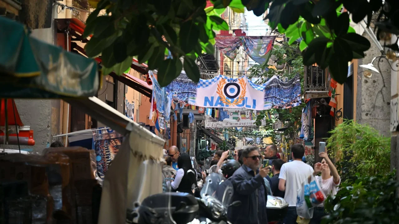 “Non siamo a Napoli”: sindaco francese vieta i panni stesi. La risposta al veleno dell’assessore partenopeo