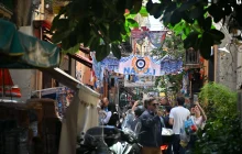 “Non siamo a Napoli”: sindaco francese vieta i panni stesi. La risposta al veleno dell’assessore partenopeo