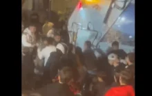 Napoli, difende le figlie aggredite da altri giovani ma viene pestato e investito da camion dei rifiuti: rischia l’amputazione, il video