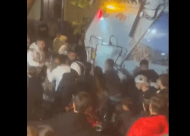 Napoli, difende le figlie aggredite da altri giovani ma viene pestato e investito da camion dei rifiuti: rischia l’amputazione, il video