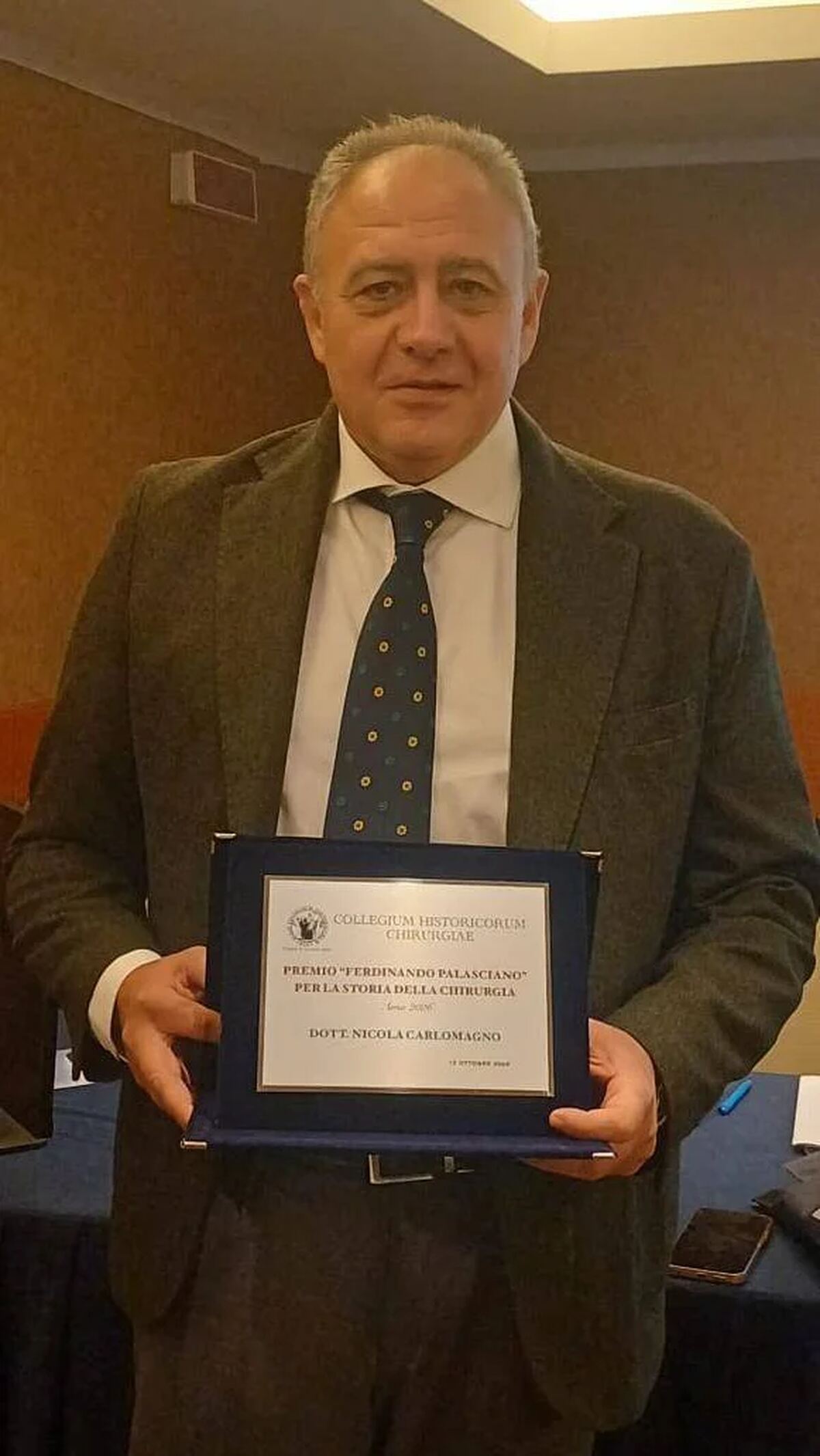 Lo specialista Nicola Carlomagno premiato per un libro sui 100 anni della Società napoletana di chirurgia