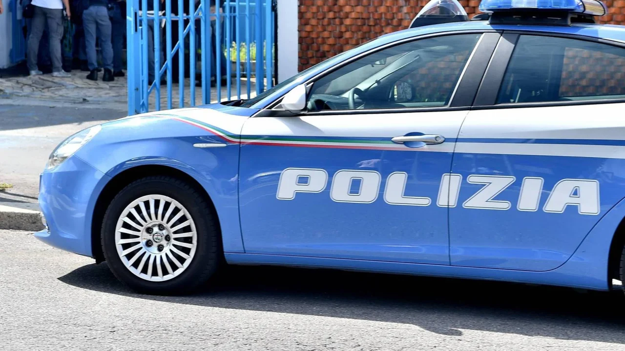Lite tra studenti finisce nel sangue: 14enne accoltellato e coetaneo arrestato in una suola di Castel Volturno