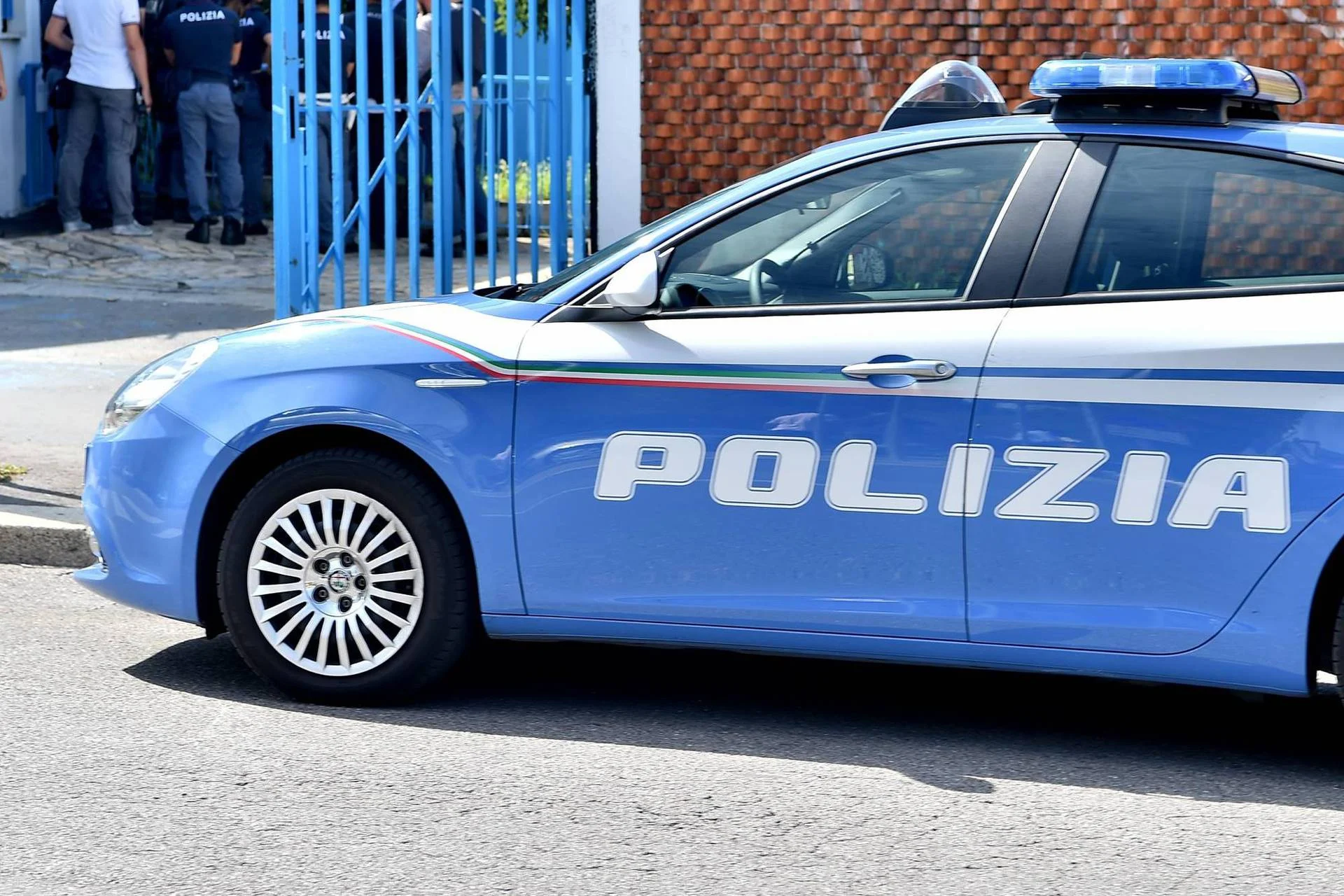 Lite tra studenti finisce nel sangue: 14enne accoltellato e coetaneo arrestato in una suola di Castel Volturno