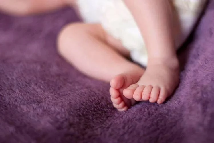 Fiocco rosa da record a Salerno: mamma ha 59 anni e papà 70, nasce Francesca Pia