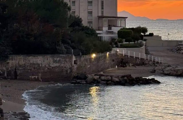 Ripristinata la legalità sul litorale di Pozzano: rimossa la cancellata sulla spiaggia di Castellammare