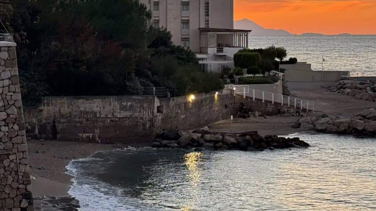 Ripristinata la legalità sul litorale di Pozzano: rimossa la cancellata sulla spiaggia di Castellammare Ripristinata la legalità sul litorale di Pozzano: rimossa la cancellata sulla spiaggia di Castellammare